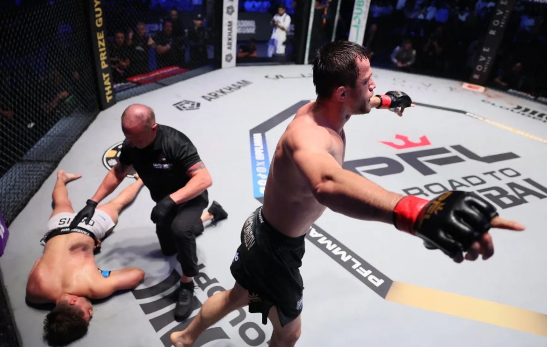 Usman Nurmagomedov mencekik Alfie Davis hingga tak sadarkan diri. (PFL MMA)