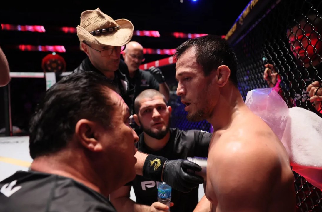 Usman Nurmagomedov dengan sepupunya Khabib (tengah) dan pelatihnya Javier Mendes. (PFL MMA)