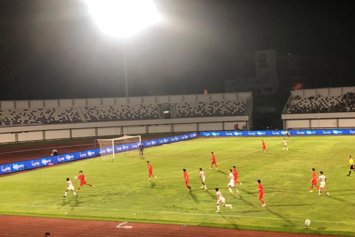 Laga uji coba timnas U-17 Indonesia menghadapi China U-17 di Indomilk Arena, Kabupaten Tangerang, Banten, Minggu (8/2/2026). Laga ini dimenangkan China dengan skor 0-7. (ANTARA/Zaro Ezza Syachniar)