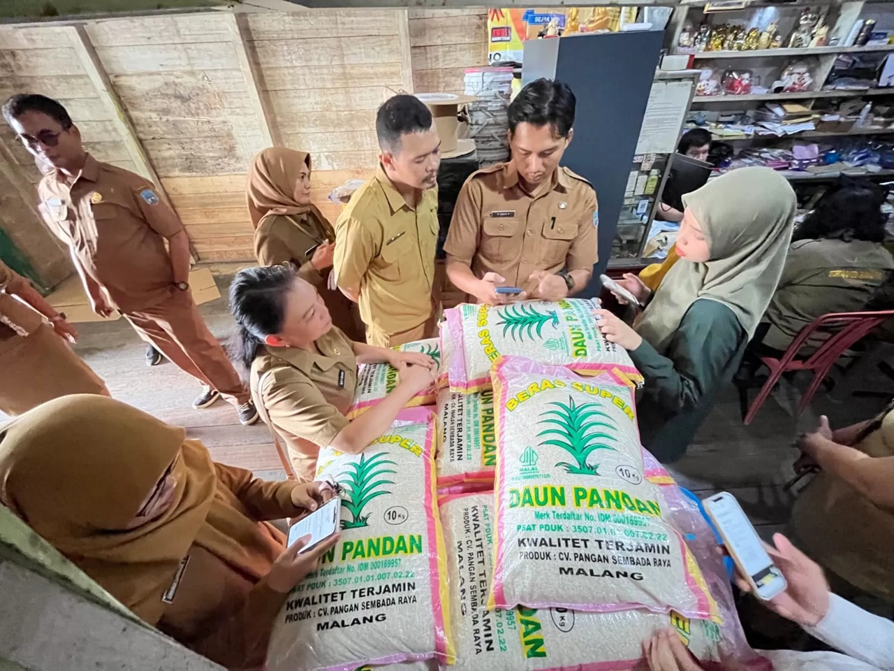 SIDAK: Tim Satgas Saber Pelanggaran Harga, Keamanan, dan Mutu Pangan lakukan sidak pada komoditas beras di Pasar Induk Tanjung Selor, Senin (9/2). (FAISAL/HRK)