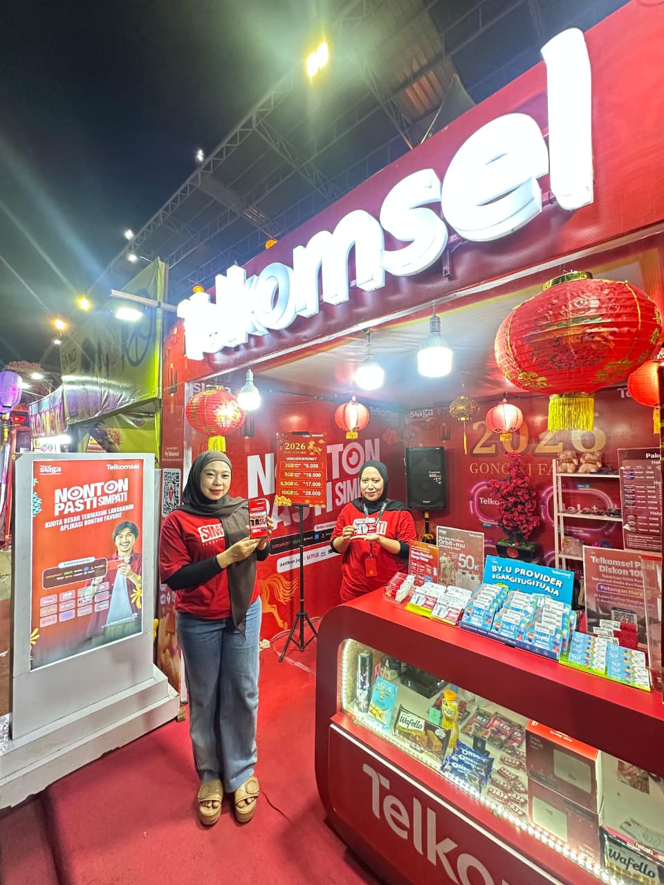 Mengedepankan prinsip customer centricity untuk memenuhi kebutuhan pelanggan selama acara berlangsung, booth corner Telkomsel hadir di Stadion Kridasana Singkawang sejak 15 Februari hingga 4 Maret.