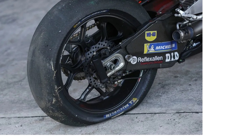 Ban motor Marc Marquez terlihat rusak.