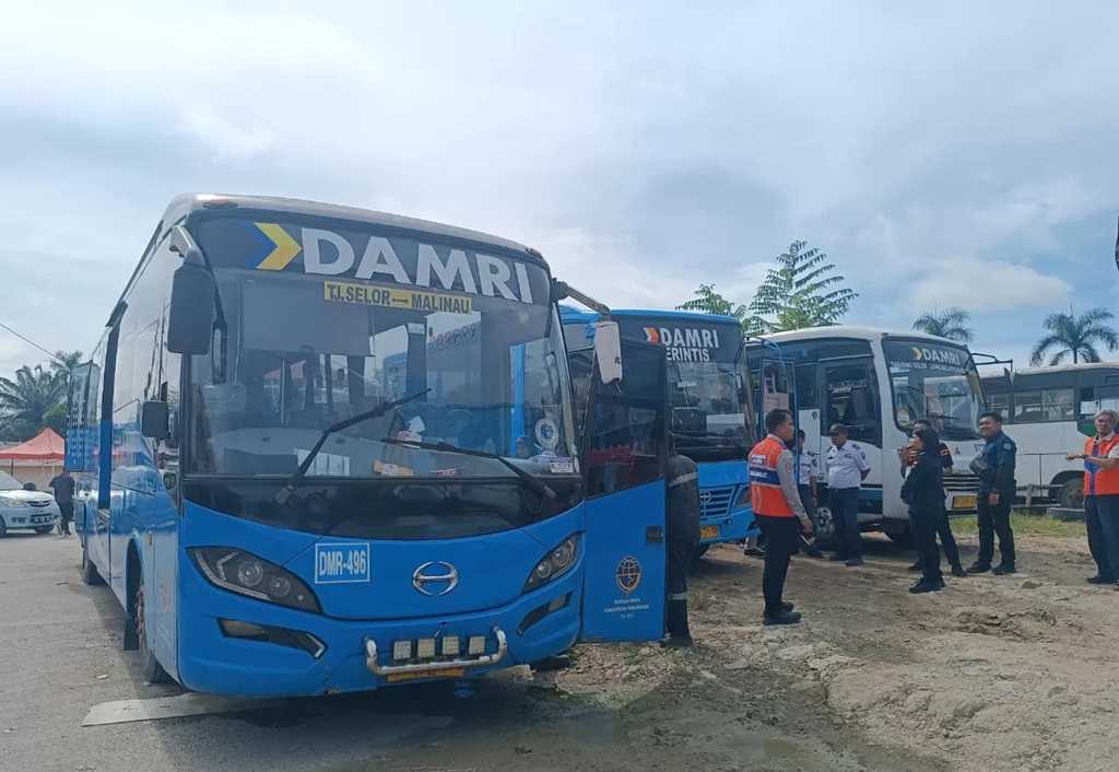 LEBARAN: Armada bus Damri di Terminal Tanjung Selor. (IWAN K/RADAR TARAKAN) 