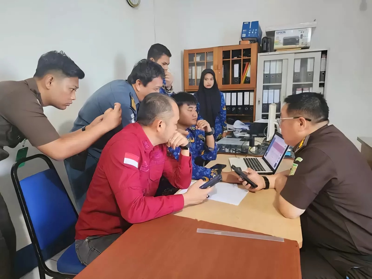 DIGELEDAH: Kejati Kaltara mengumpulkan dokumen di salah satu kantor pemerintahan di Kabupaten Nunukan, Jumat (27/2). (SEPTIAN ASMADI/HRK) 