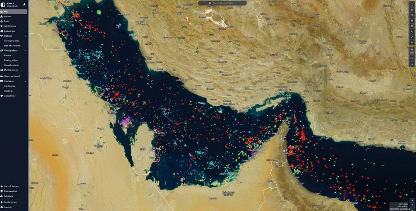 Padatnya lalu lintas kapal saat Selat Hormuz belum ditutup.