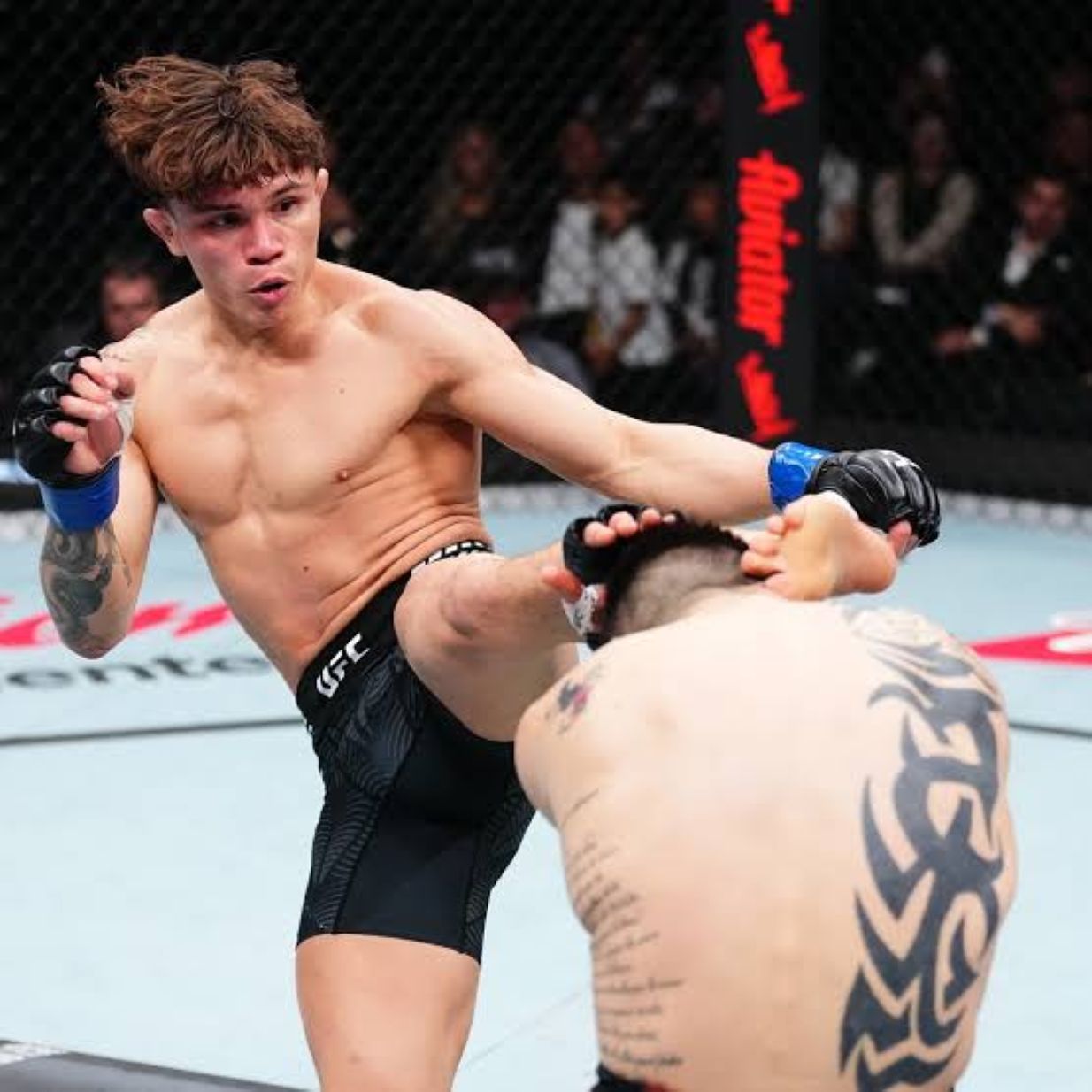 Lone'er Kavanagh lancarkan tendangan ke kepala Brandon Moreno.