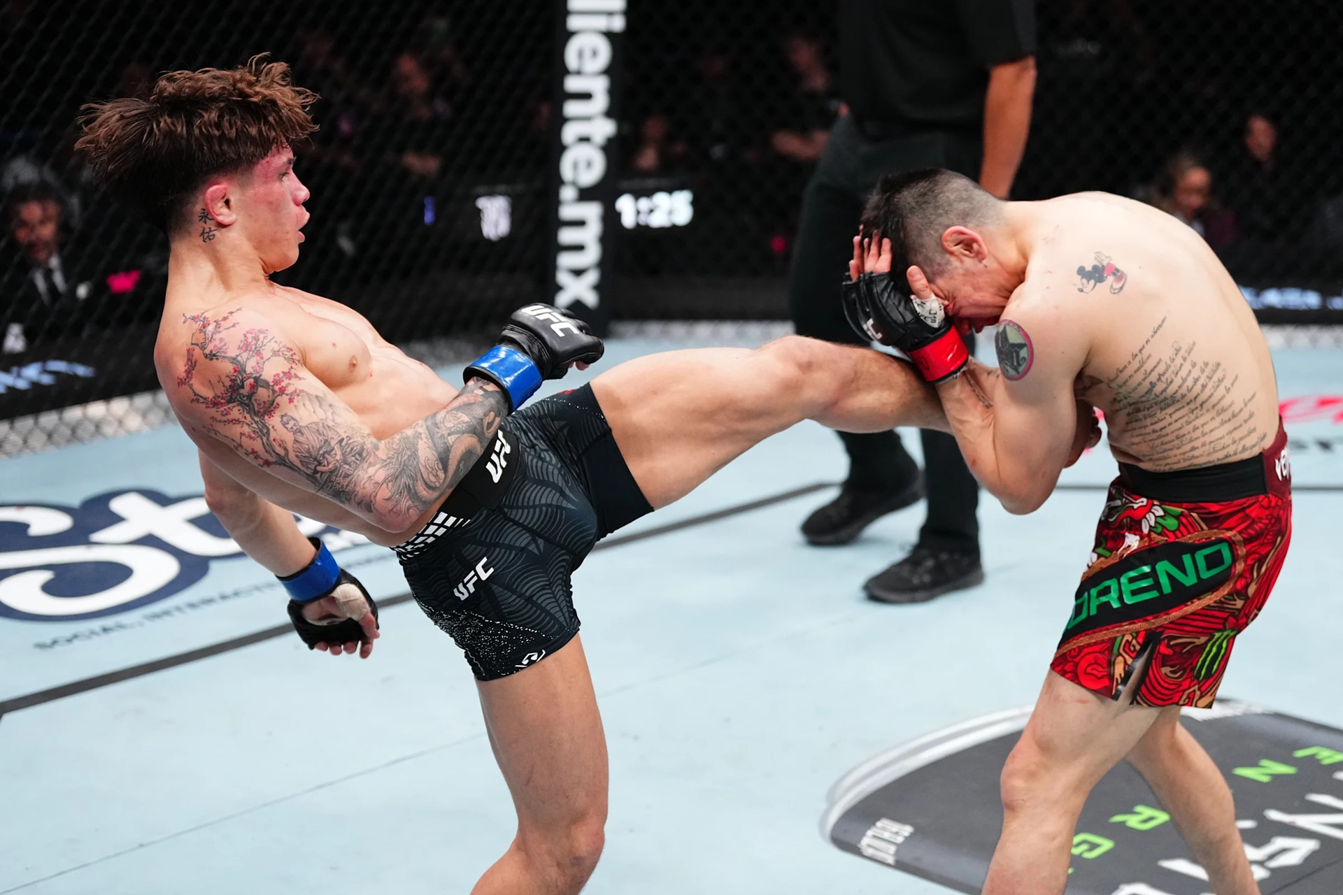 Tendangan Kavanagh tepat mendarat di badan Brandon Moreno.