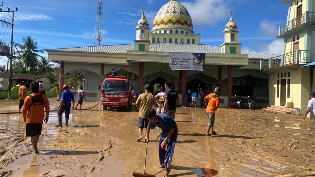 DAMPAK BANJIR: Warga bersama petugas melakukan pembersihan material lumpur sisa banjir yang meredam di Desa Mansalong, Kecamatan Lumbis. (BPBD KALTARA UNTUK HRK) 