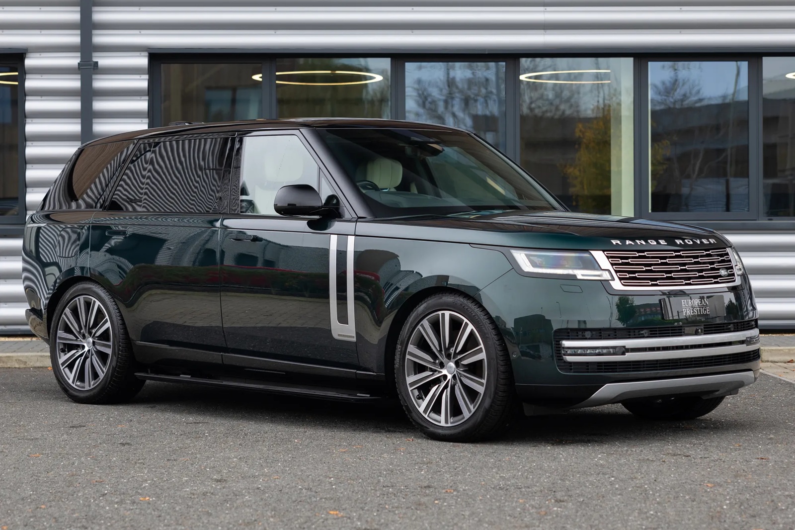 Ilustrasi mobil Range Rover 3.0 LWB Autobiography PHEV P460e