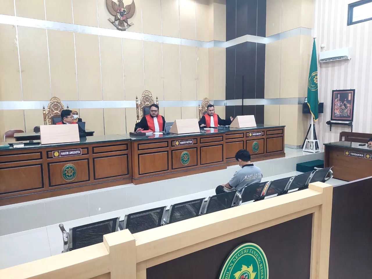PENYAMPAIAN PLEDOI: Terdakwa pembunuhan Julius saat mengikuti sidang di Pengadilan Negeri Tanjung Redeb. (BERAU POST) 