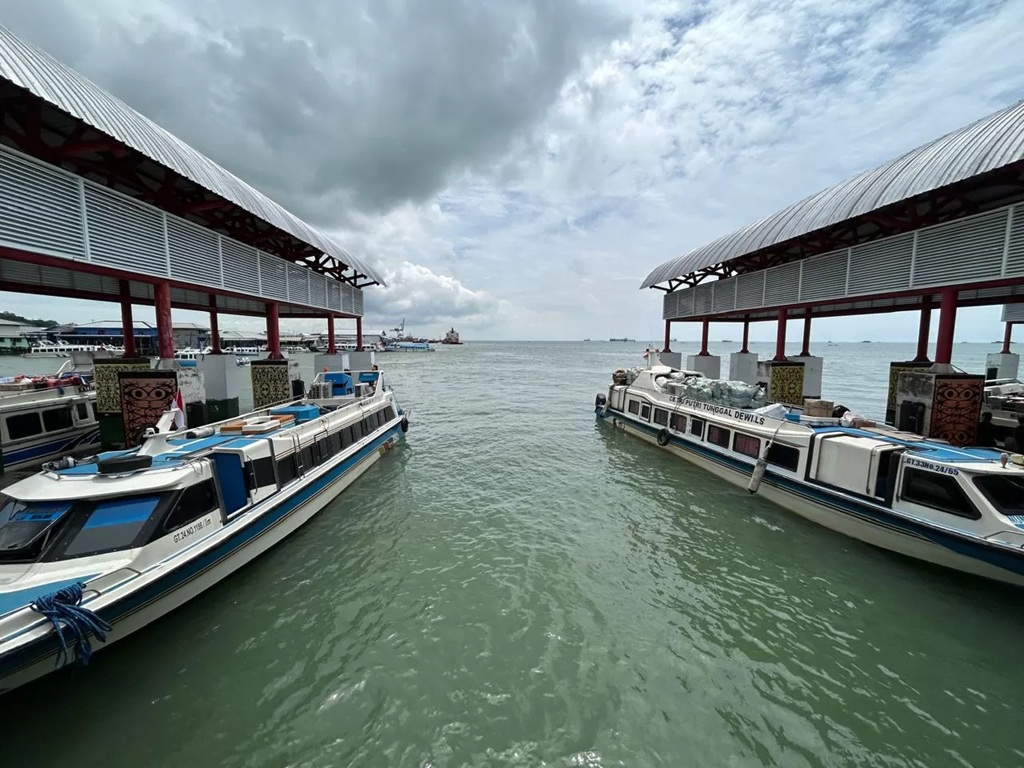 WASPADA : Nahkoda speedboat reguler diharapkan selalu meningkatkan kewaspadaan dalam melakukan pelayaran di saat cuaca kurang bersahabat. (ELIAZAR/RADAR TARAKAN) 