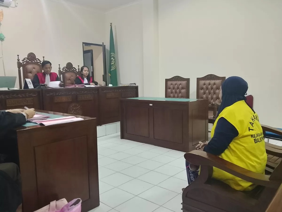 TUNGGU HUKUMAN: Terdakwa LS saat mejalani sidang perdana perkaranya di Pengadilan Negeri Balikpapan. (MOESO/BALPOS) 