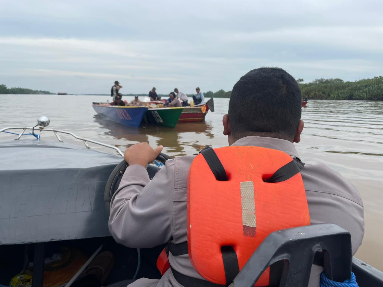 Tim SAR melakukan pencarian di Sungai Tampole (Istimewa)  