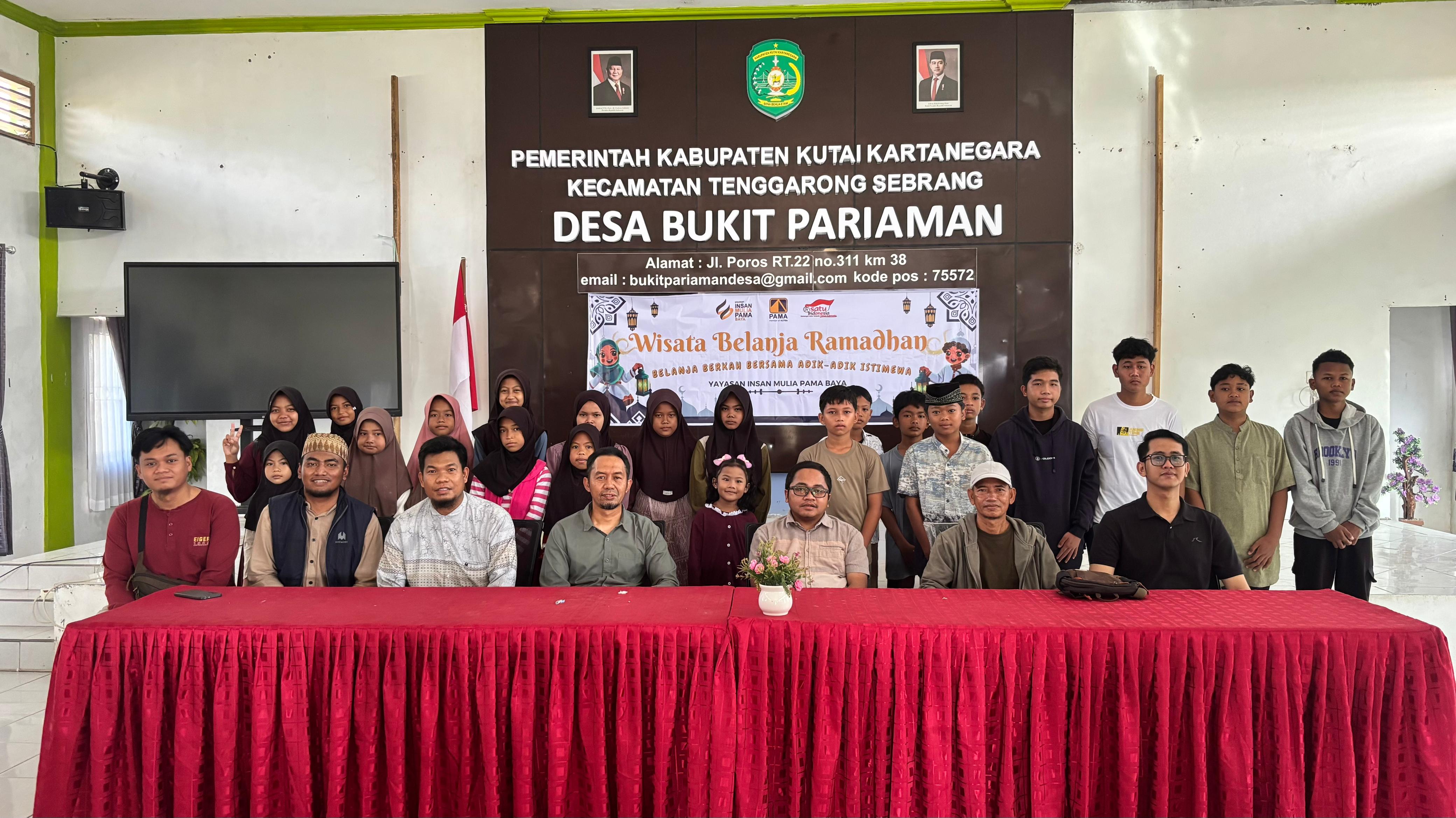 SANTUNAN : Manajemen PAMA Baya melalui yayasan Insan mulia pama bersama pihak desa menyerahkan santunan anak yatim.
