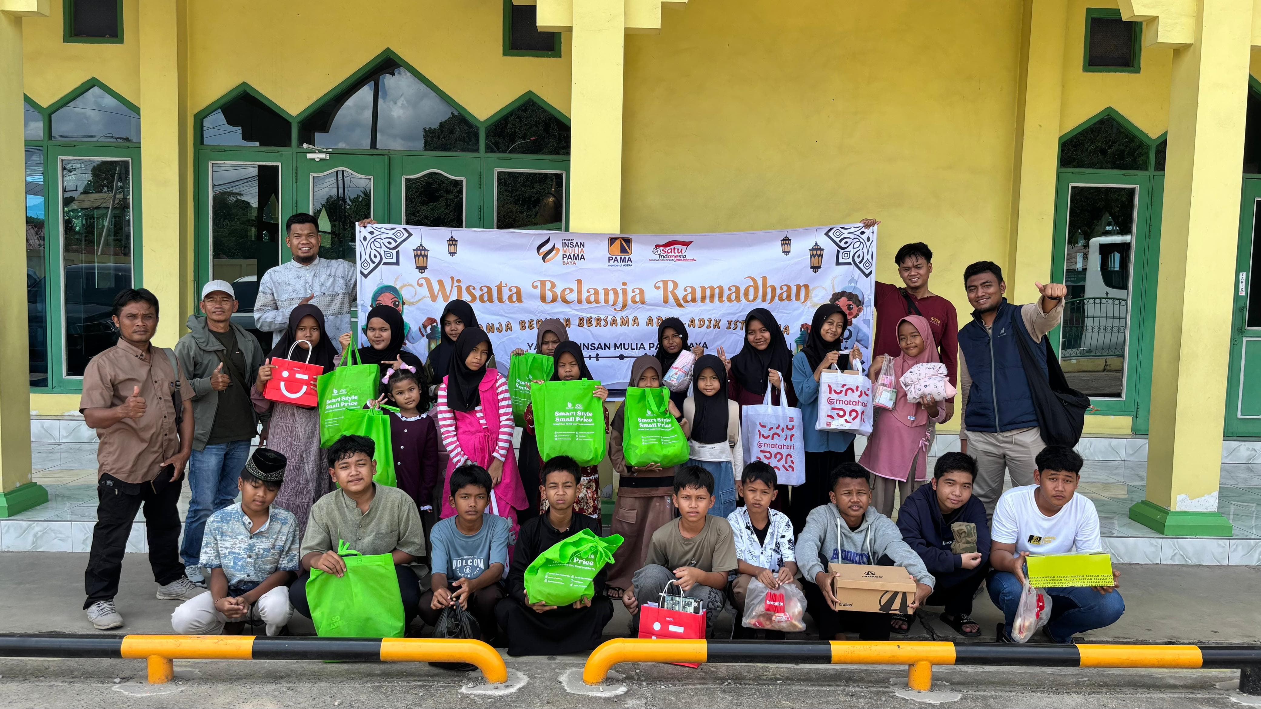 Anak yatim tampak ceria usai belanja bersama di mall Lembuswana.