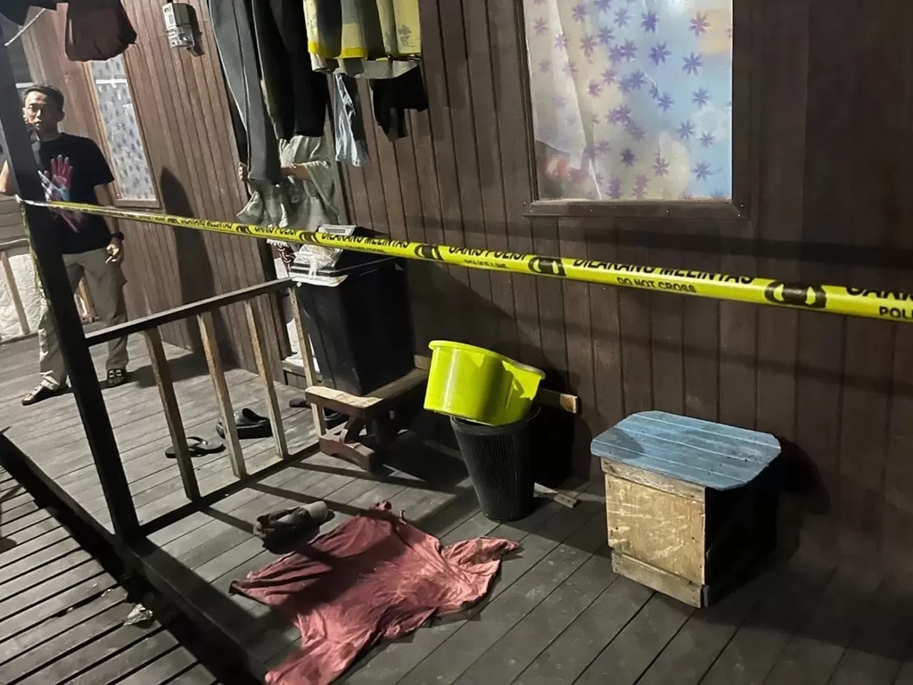 Korban ditemukan tergeletak bersimbah darah di Jalan Karya Muharam Gang Makassar, RT 01, Kelurahan Tenun, Kecamatan Samarinda Seberang usai mengalami luka tusuk. ( DOK.SAPOS) 