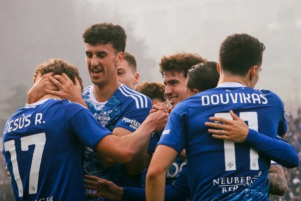 Jesus Rodriguez (kiri) berselebrasi dengan rekan setimnya.