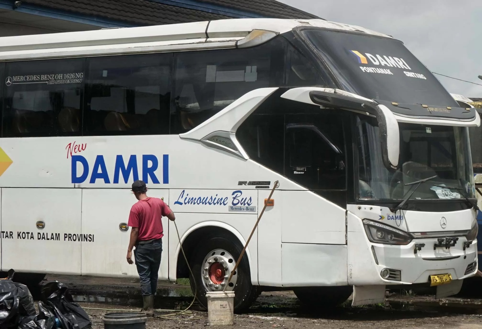TERDAMPAK: Petugas melakukan perawatan armada bus DAMRI di Terminal Antar Lintas Batas Negara, Jalan Trans Kalimantan. Dibukanya kembali jalur penerbangan luar negeri di Bandara Internasional Supadio 