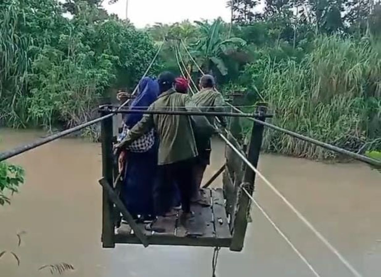 Jembatan gantung yang dibangun swadaya untuk anak-anak bersekolah (Istimewa)  