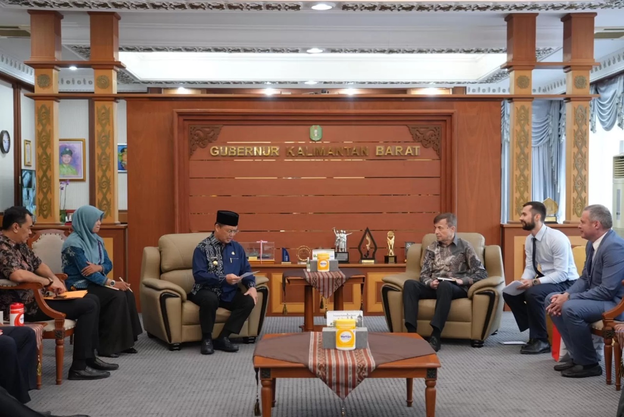 NUKLIR : Gubernur Kalimantan Barat Ria Norsan berbincang-bincang dengan Duta Besar Rusia untuk Indonesia, (H.E) Sergei Gennadievich Tolchenov yang datang ke provinsi ini untuk menjajaki kerjasama. 