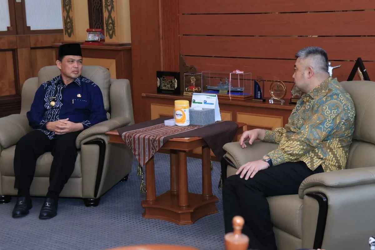 AUDIENSI: Gubernur Kalimantan Barat, Ria Norsan, menerima audiensi Direktur Utama PT Pelabuhan Indonesia (Pelindo), Achmad Muchtasyar, membahas optimalisasi operasional Pelabuhan Internasional Kijing.