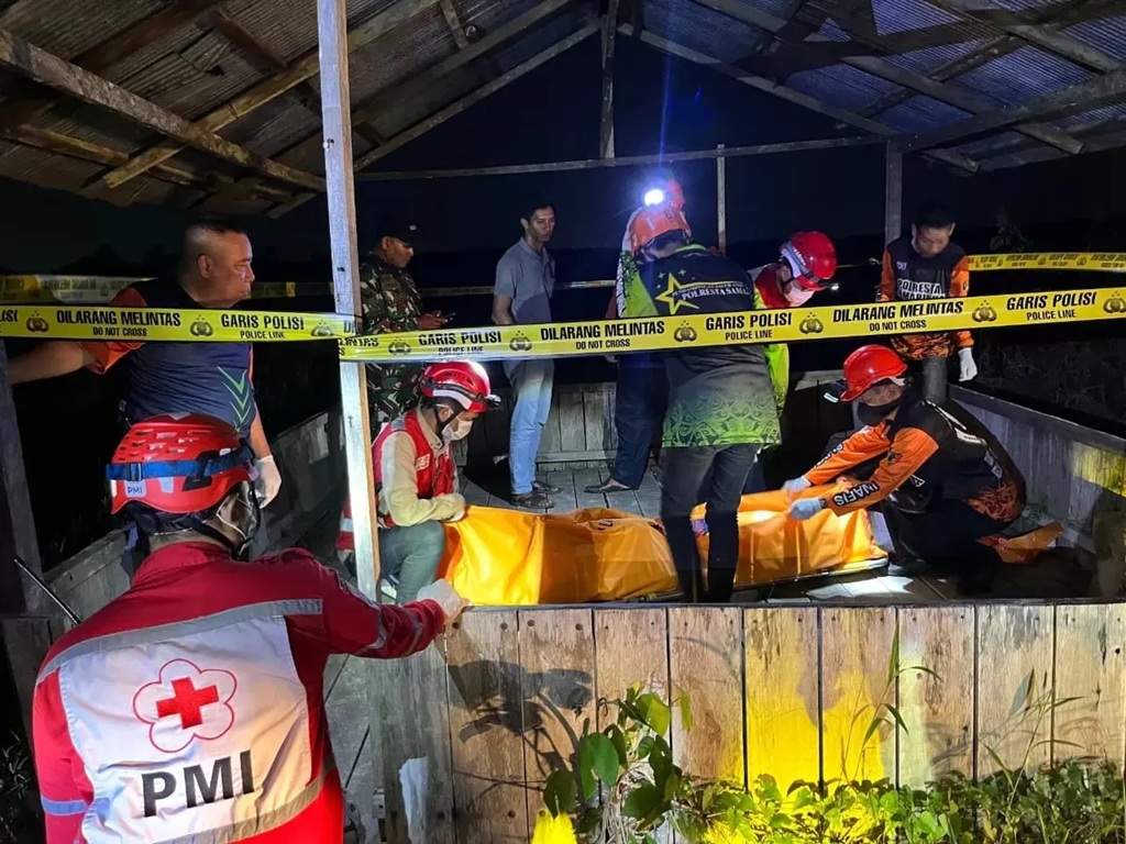 EVAKUASI: Jasad S dievakuasi dari sebuah gubuk yang ada di Jalan Pramuka RT 01, Kelurahan Simpang Pasir, Kecamatan Palaran. ( DOK. SAPOS) 