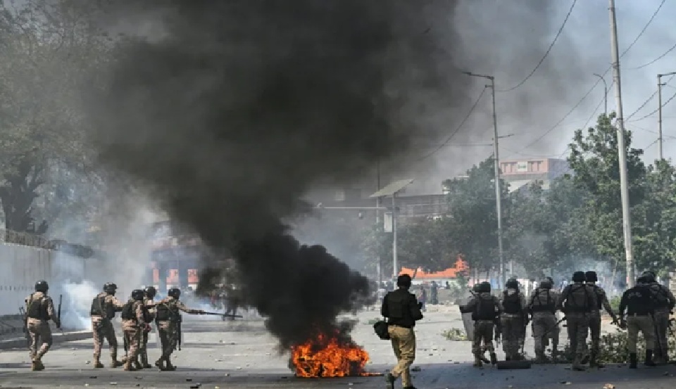 Rusuh di Karachi akibat tewasnya Ali Khamenei.