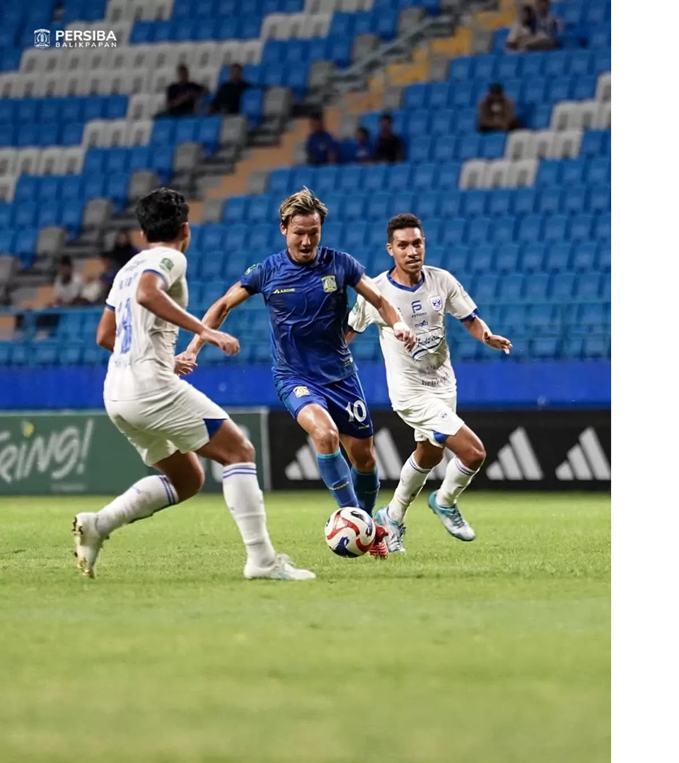 Takumu Nishihara berusaha menembus pertahanan PSIS Semarang saat Persiba Balikpapan bermain imbang tanpa gol di Stadion Batakan.  