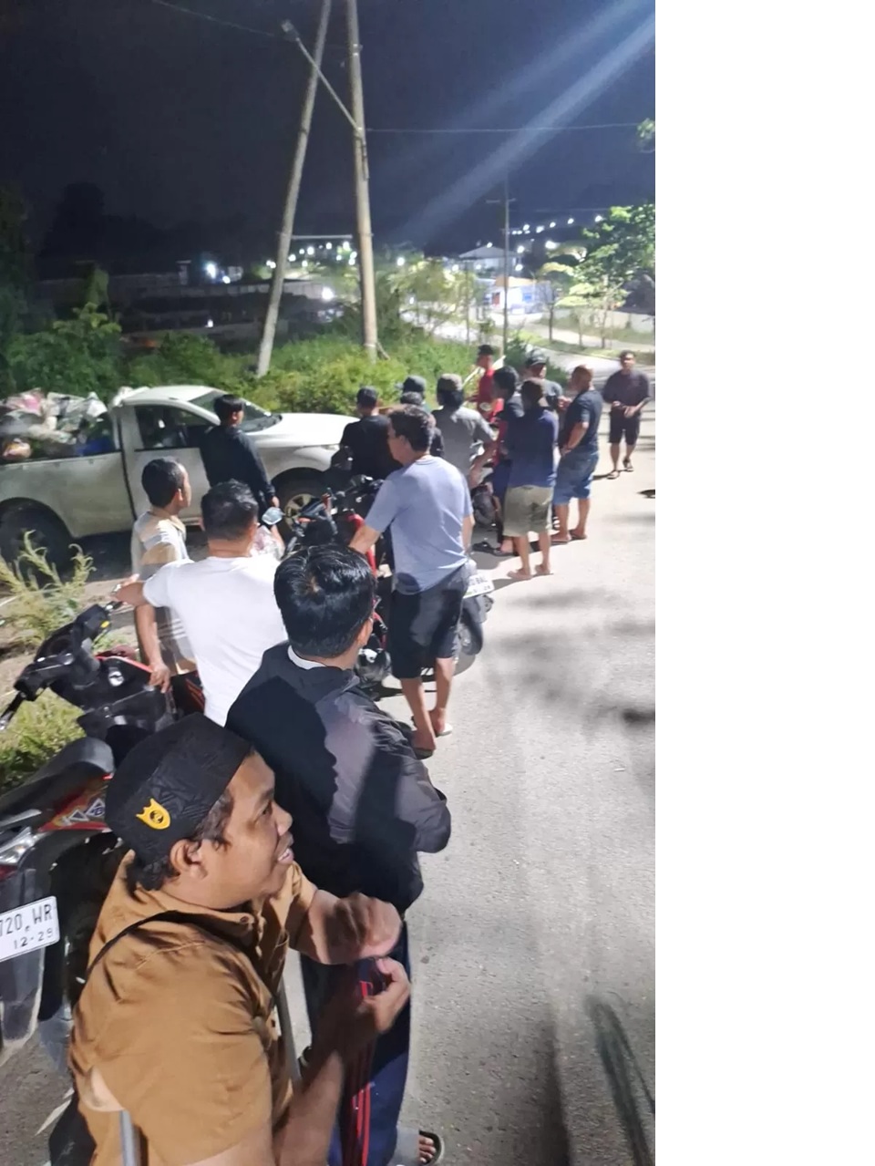 Kedapatan membuang sampah sembarangan, seorang pengemudi pikap diamankan warga Lok Bahu dan diminta mengangkut semua sampah di lokasi kejadian.