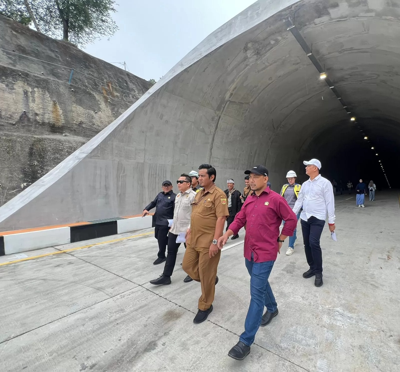 Komisi III DPRD Samarinda meninjau penanganan longsor di proyek terowongan yang sempat mengkhawatirkan masyarakat, Senin (2/3/2026). (MELI/SAPOS)