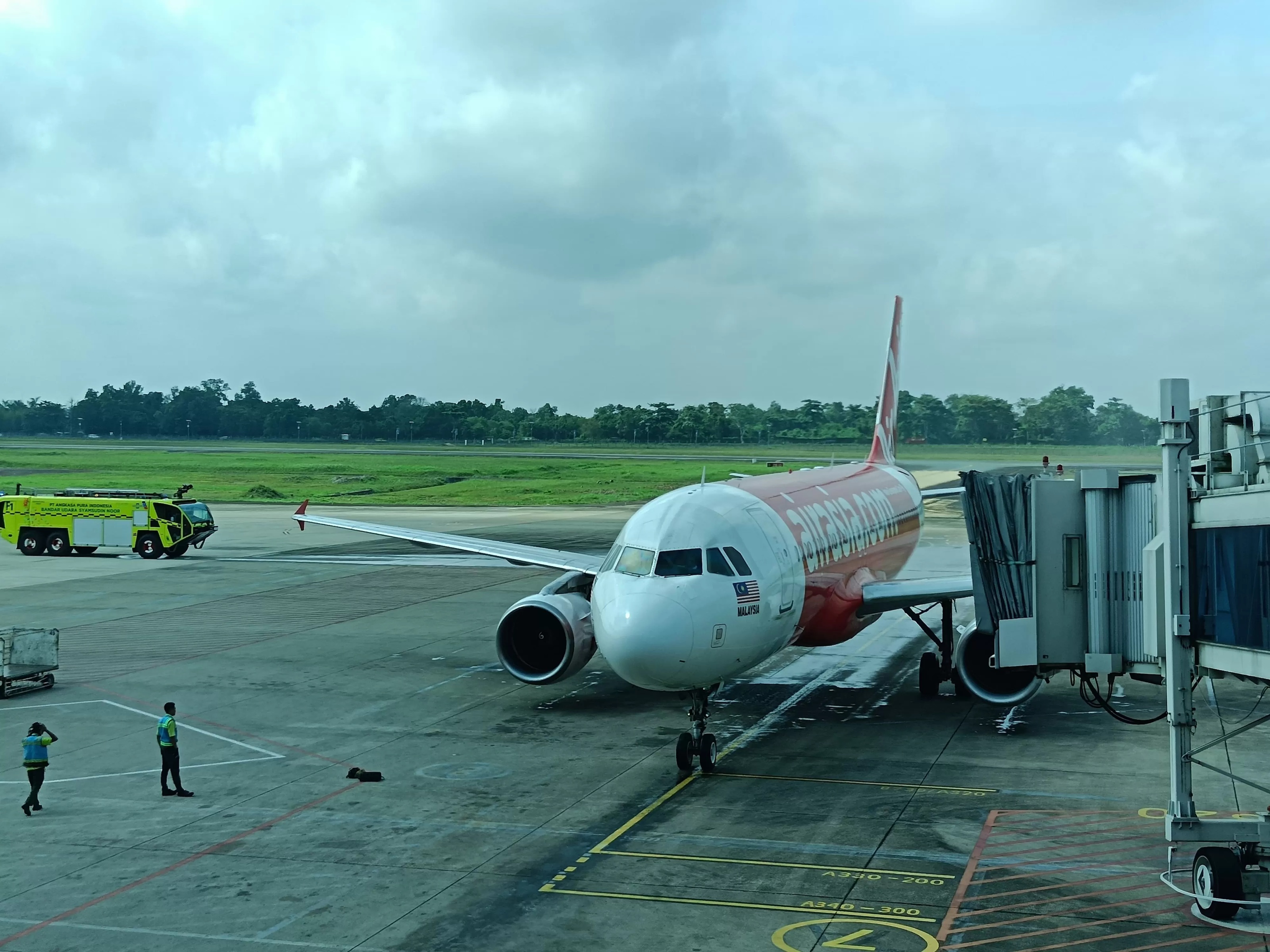 INTERNASIONAL: Penambahan rute internasional dari Bandara Internasional Syamsudin Noor mulai dibahas serius. Penerbangan langsung ke Jeddah dan Singapura pun dijajaki. (Foto: SHEILLA FARAZELA)