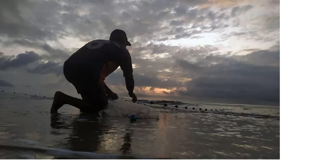 Nelayan tangkap di Pantai Ujung Pandaran saat menjala ikan pagi hari. (Radar Sampit) 