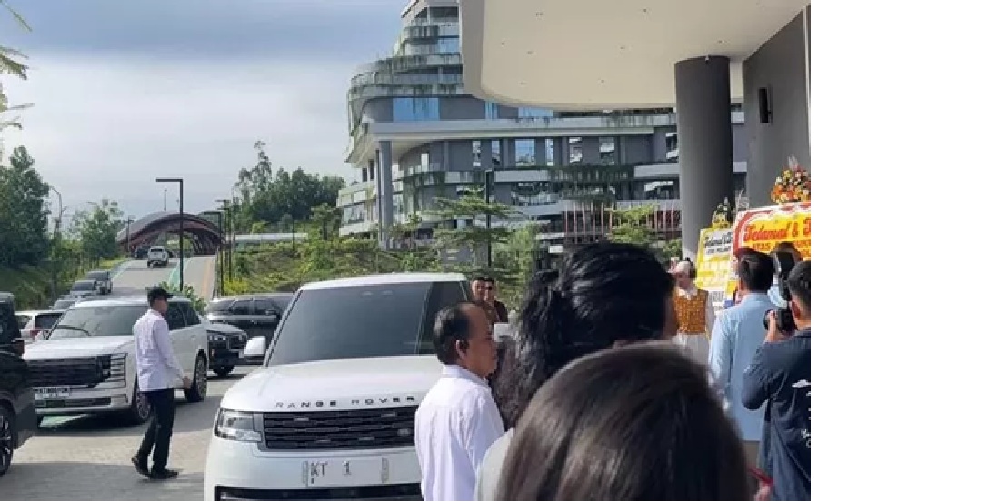 Mobil mewah jenis Range Rover yang diduga serupa dengan unit pesanan Pemprov Kaltim terekam melintas di Samarinda hingga menuju IKN.