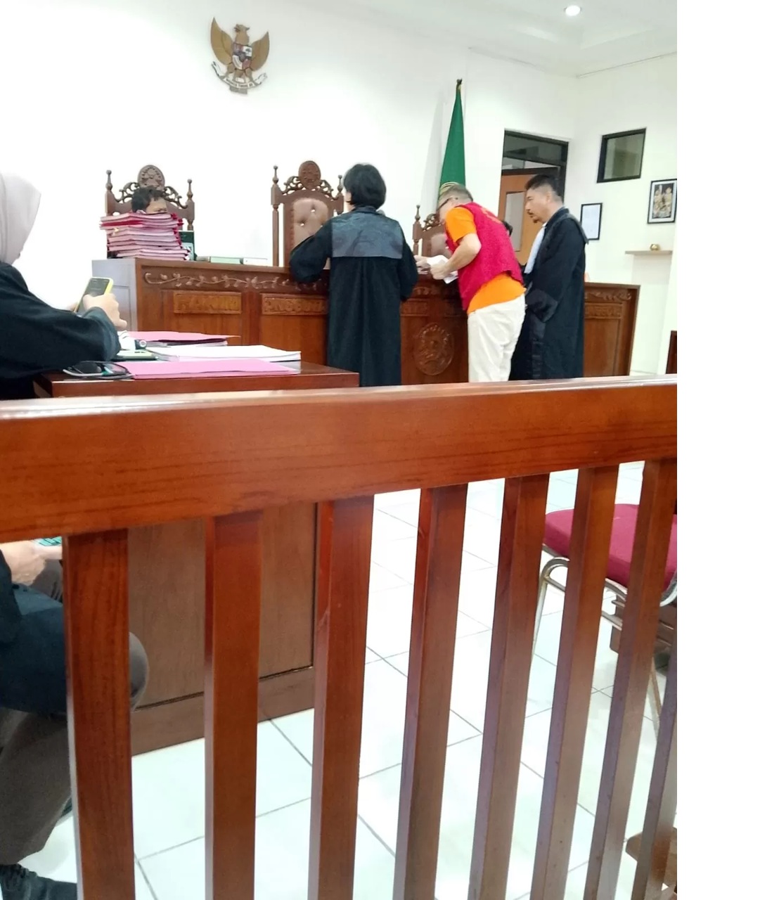 SIDANG: Terdakwa DV menyampaikan bantahan di hadapan majelis hakim. (MOESO/BALPOS) 