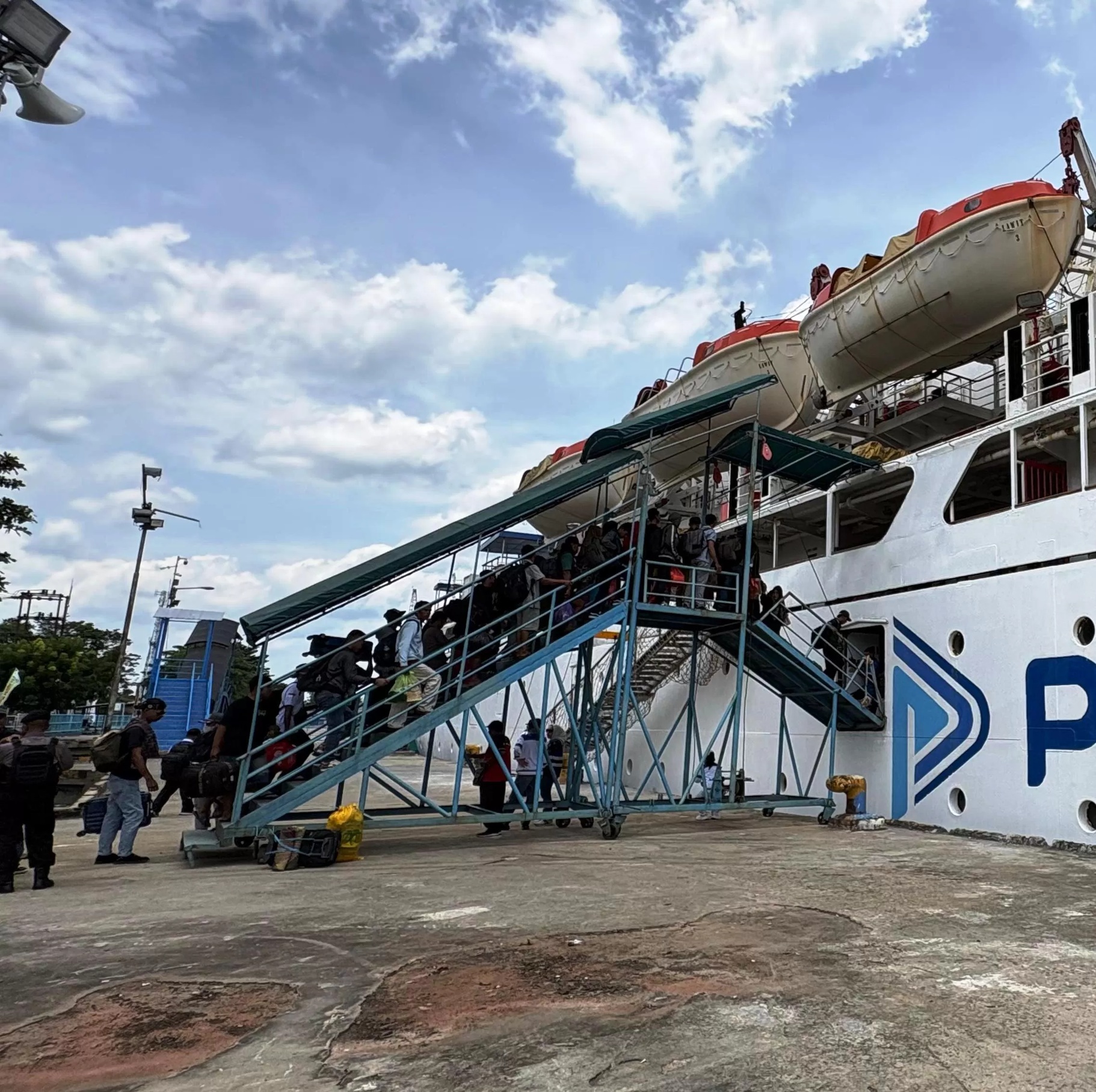 Proses pemberangkatan penumpang KM Lawit dari Sampit menuju Surabaya, Minggu 1 Maret 2026. (dok.yuni/radarsampit) 