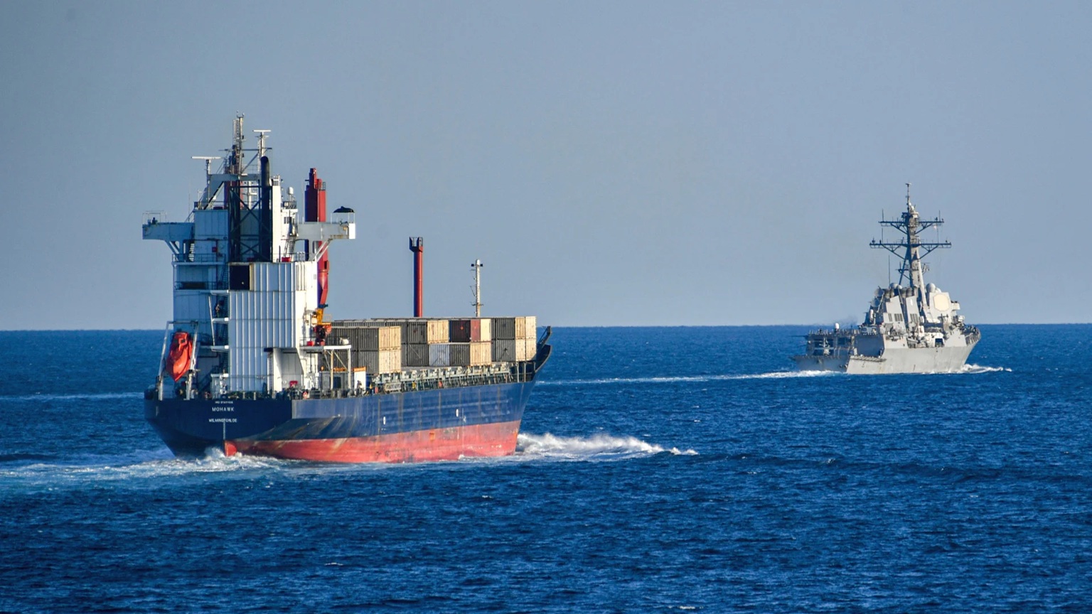 Amerika mau tawarkan pengawalan kepada kapal di Selat Hormuz.