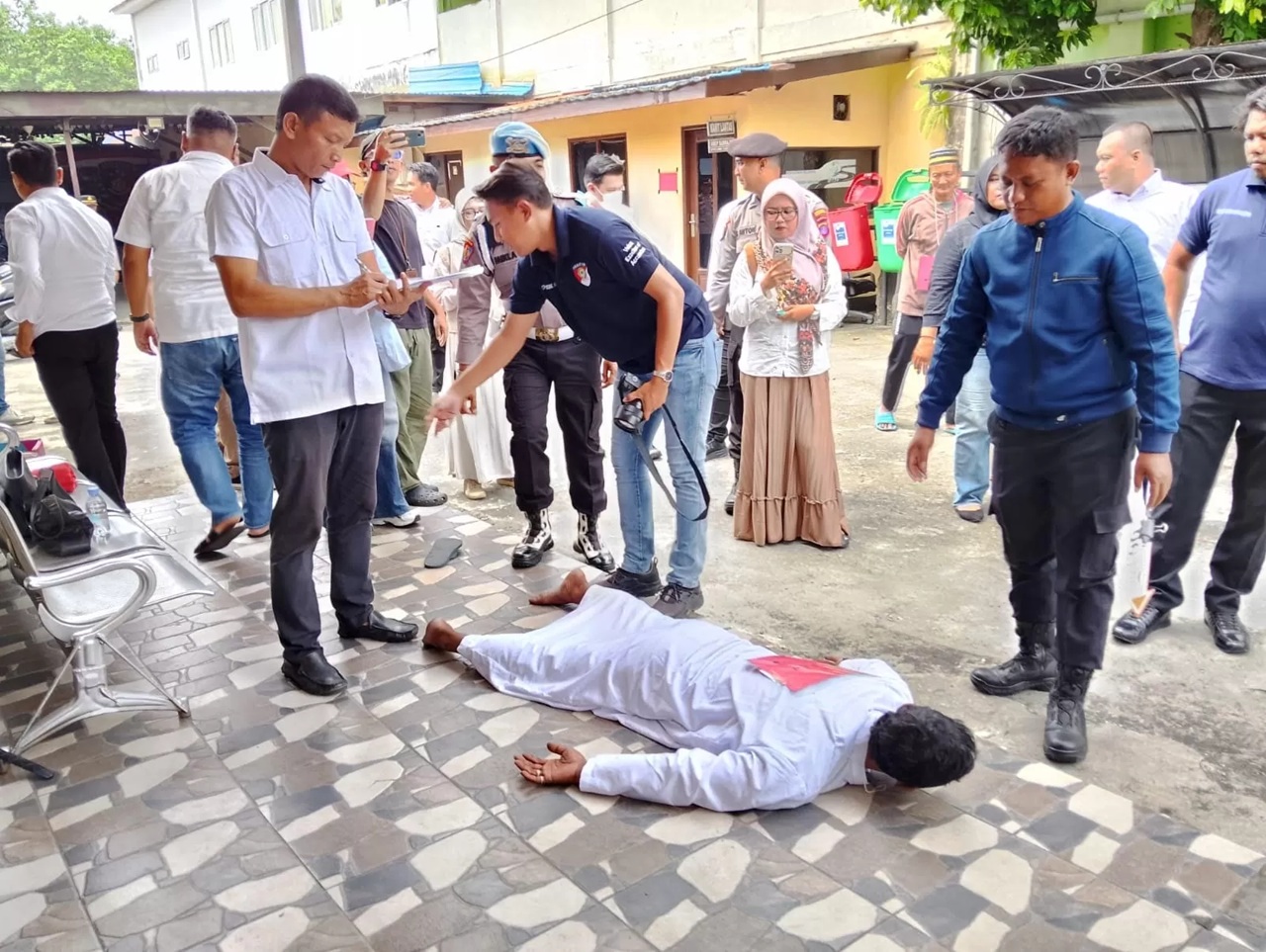 REKA ADEGAN: Suasana rekonstruksi yang berlangsung di Polsek Balikpapan Barat pada 19 Januari 2026. (MOESO/BALPOS) 