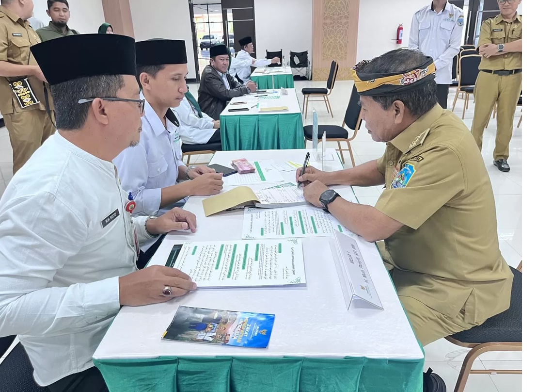 TUNAIKAN KEWAJIBAN: Gubernur Kaltara Zainal Arifin Paliwang menunaikan zakat melalui Baznas, Selasa (3/3). (FAISAL/HRK) 