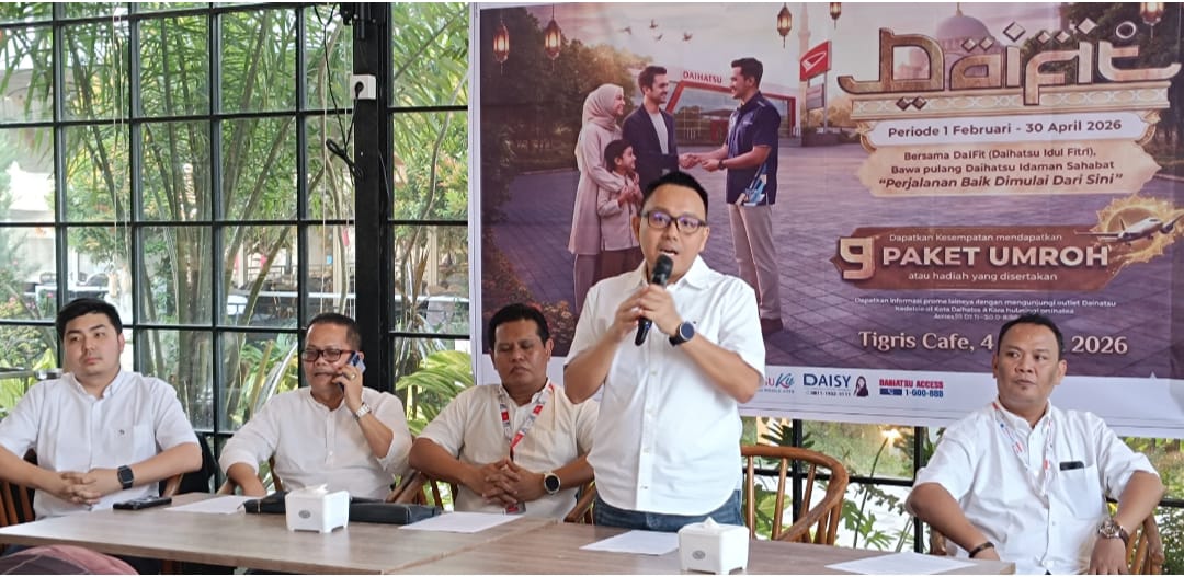 Branch Manager Astra Daihatsu Samarinda, Alex Budianto berdiri saat pemaparan penjualan Daihatsu dan Program Daifit 2026 pada acara buka puasa bersama jurnalis.
