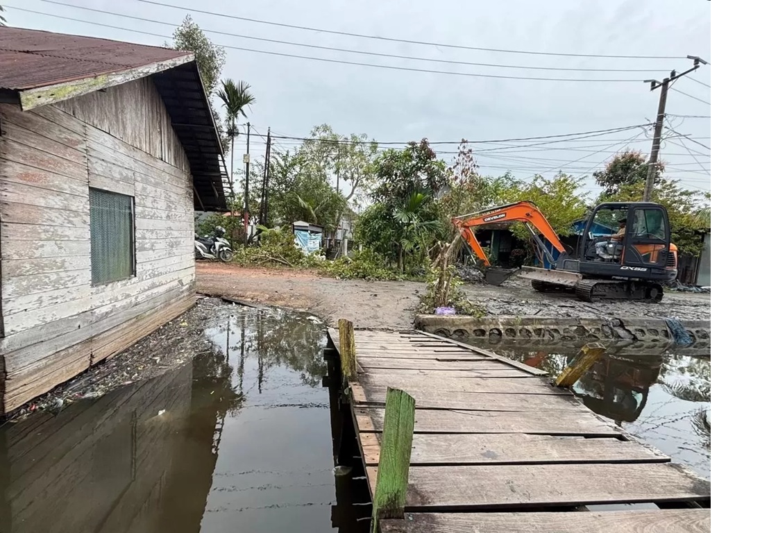 TERDATA: Salah satu bangunan di atas bantaran sungai jadi target penertiban di Sungai Simpang Limau, Sungai Lulut, Banjarmasin Timur. (Foto: Zulvan Rahmatan/Radar Banjarmasin) 