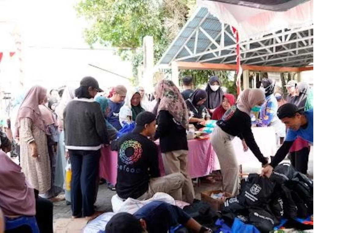JALANKAN AMANAH: Petugas melayani pembelian paket sembako dalam Pasar Murah Ramadan 2026 di Kantor Kecamatan Banjarmasin Utara belum lama tadi. (Foto: Gusti untuk Radar Banjarmasin) 
