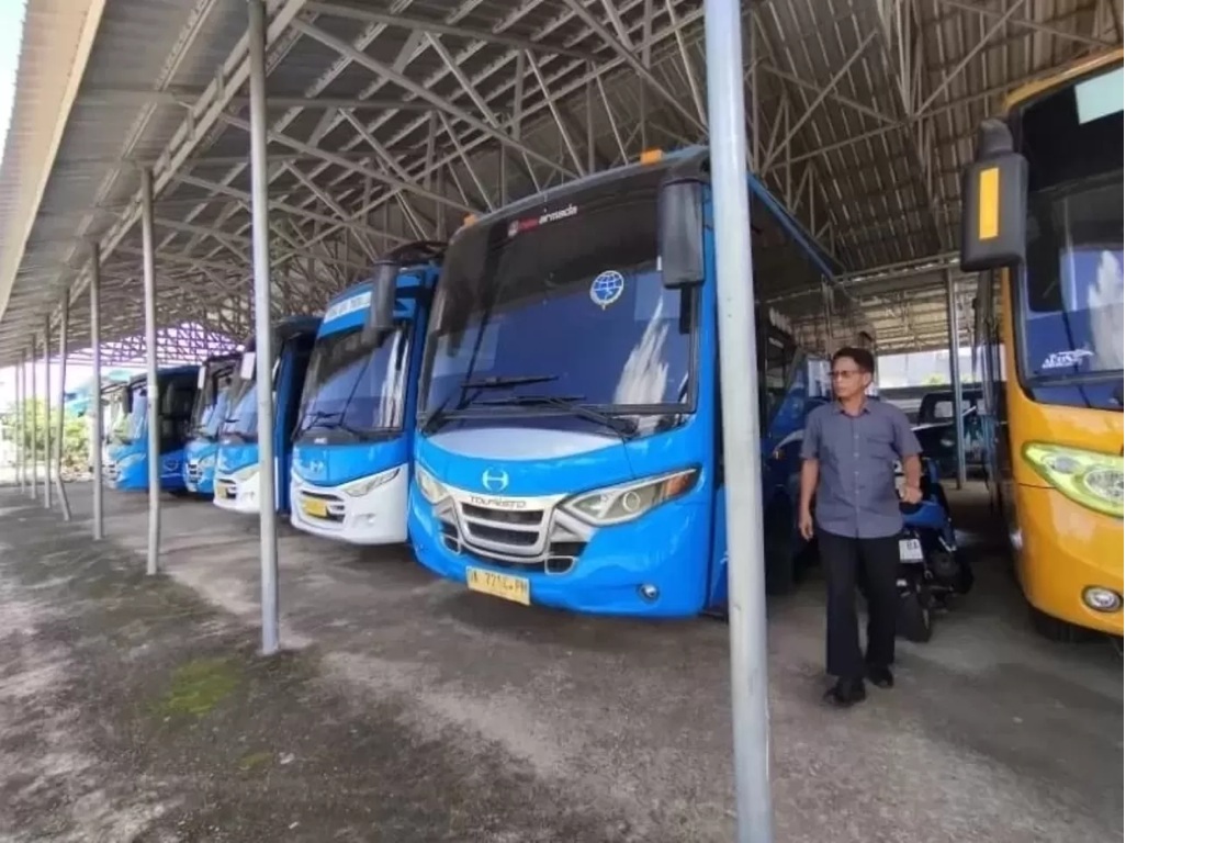 SIAP MUDIK: Armada bus milik Dishub Banjarbaru siap mengantar penumpang dalam program mudik gratis. (Foto: SHEILLA FARAZELA/RADAR BANJARMASIN) 