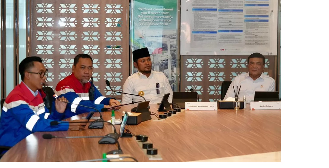 Djamari Chaniago (kanan) dan Rudy Mas&amp;rsquo;ud (dua kanan) saat melakukan kunjungan kerja ke Kilang Pertamina Balikpapan, Selasa (3/3). 