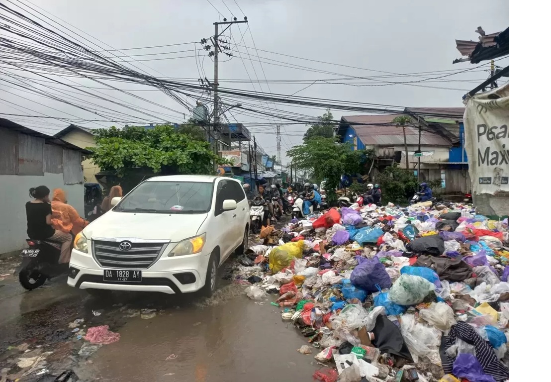 MEMBELUDAK: Sampah saat membeludak di TPS Jalan Perdagangan, Kelurahan Alalak Utara, Banjarmasin Utara. (Dok. Radar Banjarmasin) 