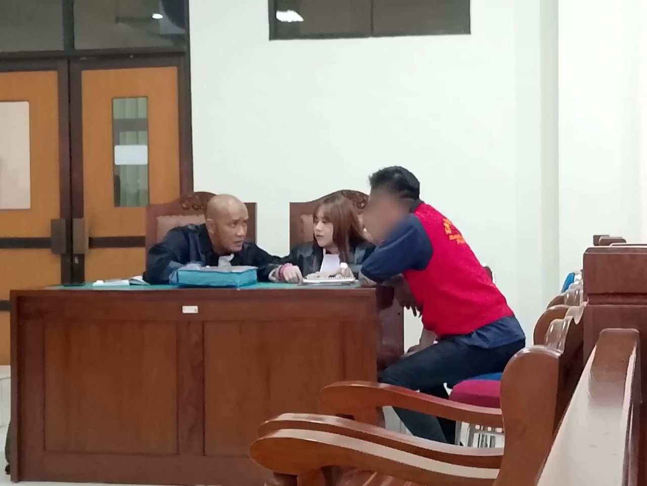 BISA BANDING: Terdakwa berkonsultasi dengan kuasa hukumnya saat sidang perkara penipuan. (MOESO/BALPOS) 