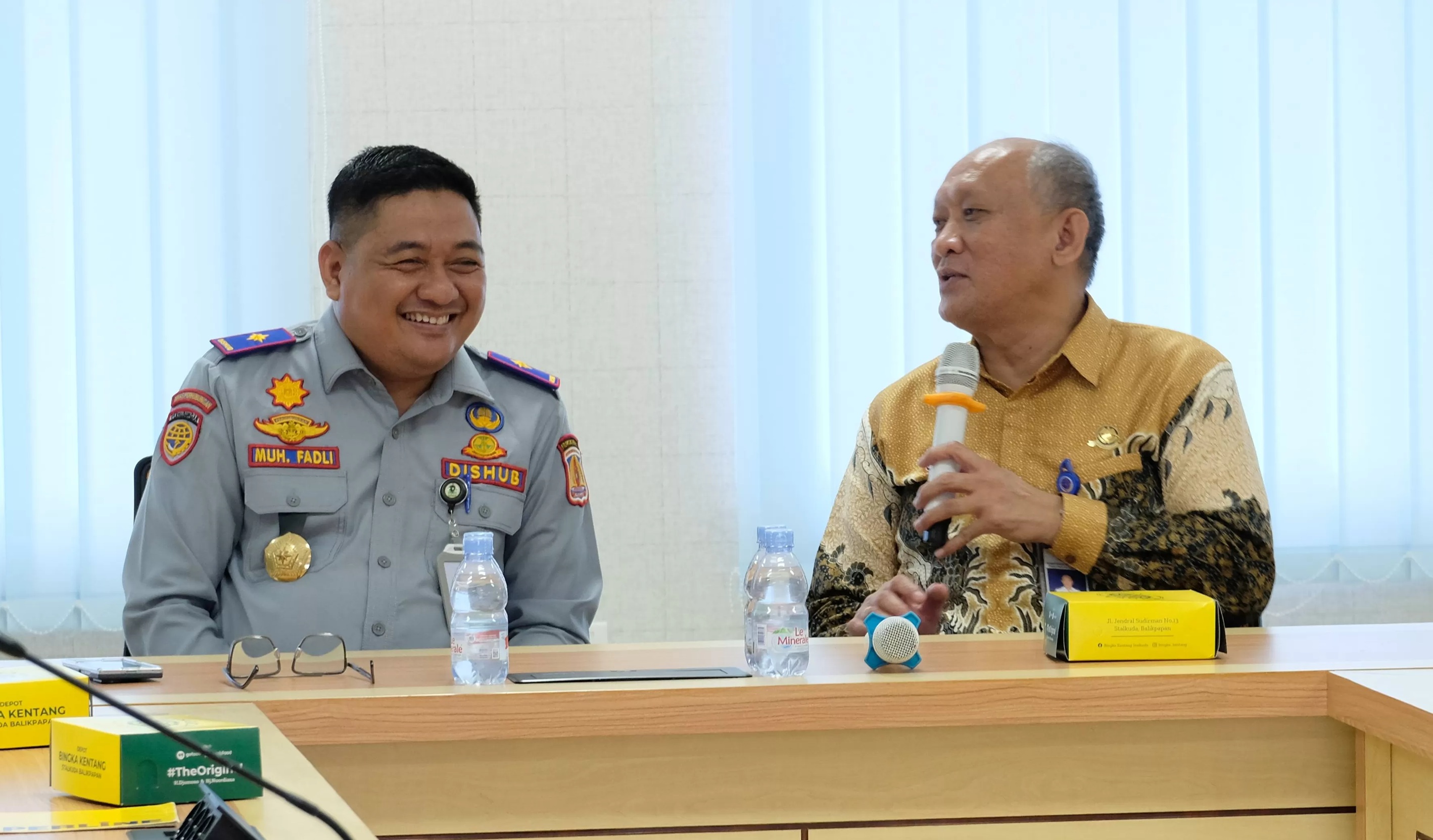 Muhammad Fadli Pathurrahman dan Renhard Ronald dalam rapat koordinasi di kawasan Bandara SAMS Sepinggan. (FOTO LUPUS/KP) 