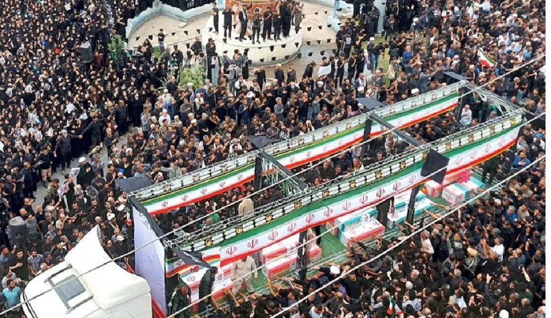 Warga berkumpul untuk upacara pemakaman massal bagi siswa dan anggota staf yang tewas dalam serangan Amerika Serikat-Israel terhadap sebuah sekolah di Minab, Hormozgan, Iran, Selasa (3/3/2026)