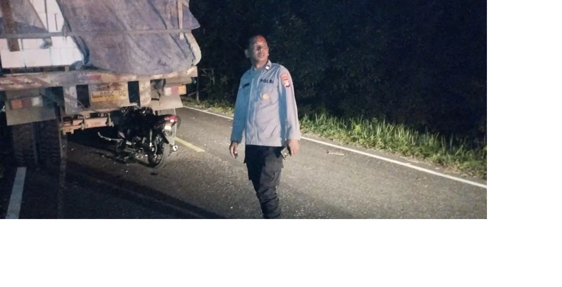 KECELAKAAN : Personek Polsek Sabangau berada di lokasi kecelakaan, motor tabrak belakang truk tronton di Jalan Mahir Mahar Km 19, Kelurahan Kalampangan, Kecamatan Sabangau, Palangka Raya, Rabu (4/3) 