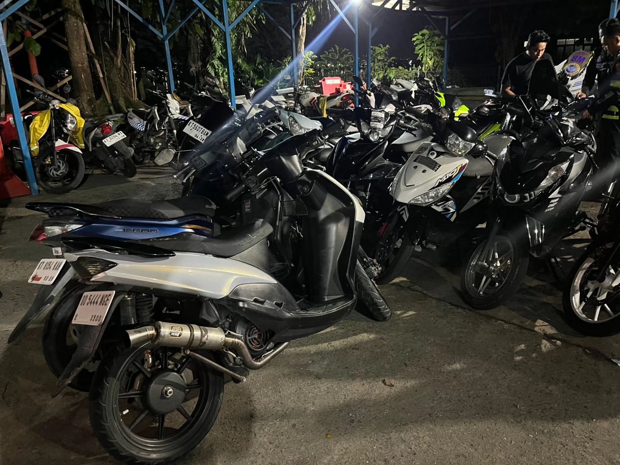 TILANG. Deretan kendaraan diamankan Satlantas Polresta Samarinda lantaran tidak sesuai standar pabrikan dan ikut aksi balap liar. (kis) 