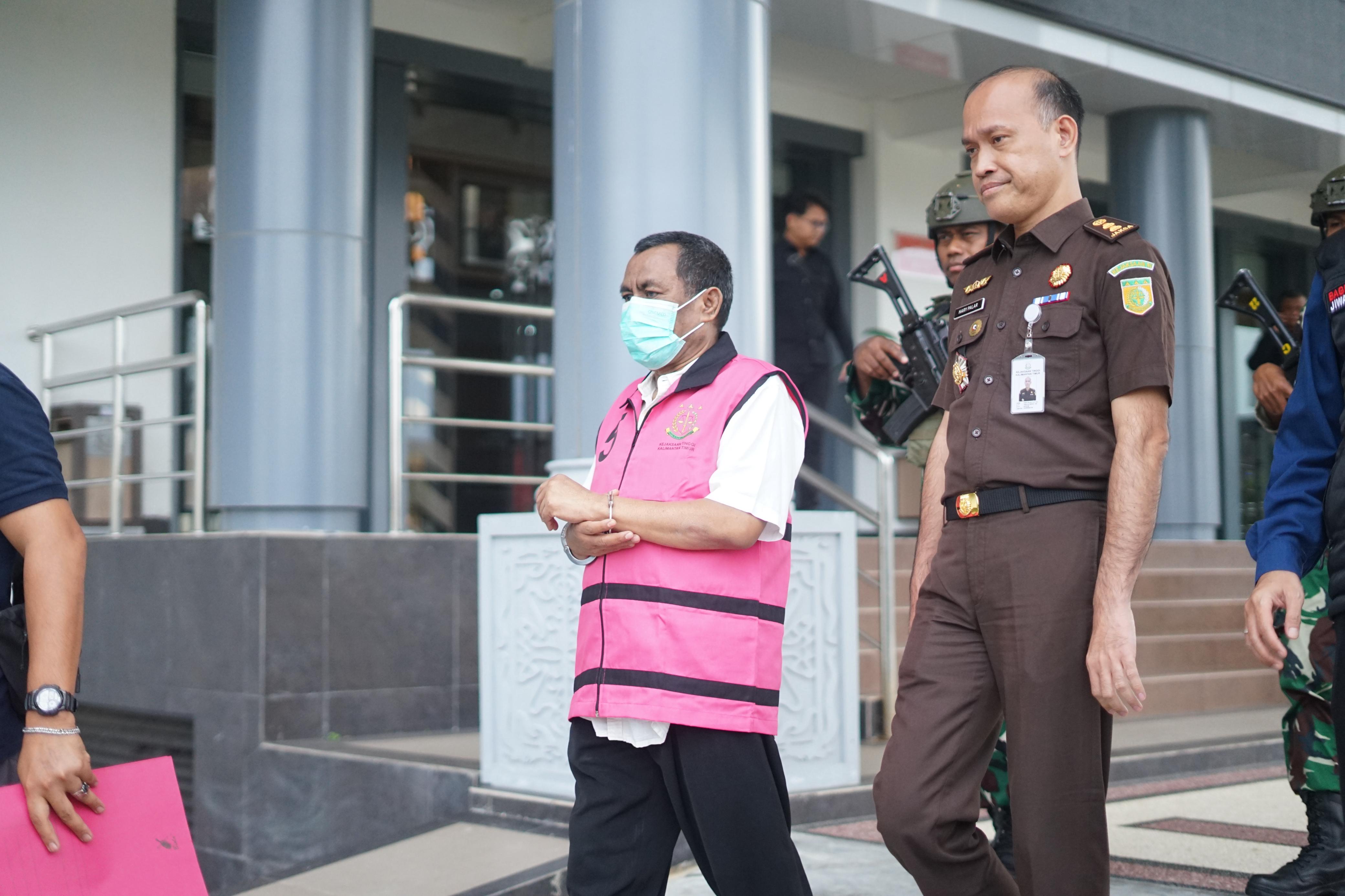 Tersangka berinisial HM merupakan mantan Kepala Dinas Pertambangan dan Energi Kabupaten Kutai Kartanegara periode 2005&ndash;2008.